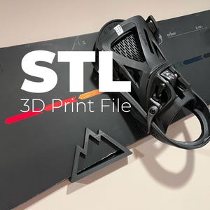 Pode incluir: Um snowboard preto com uma fixação de snowboard preta presa a ele. O snowboard tem a palavra "arbor" impressa nele. O snowboard está montado em uma parede com um suporte de parede em forma de montanha impresso em 3D. O texto "STL 3D Print File" está impresso no snowboard.