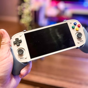 Retroid Pocket 5 Comfort Grip mit Stylus Clip auf der Rückseite, der als Ständer fungiert - Angepasst für die Aufnahme von Bildschirmschutzfolien!