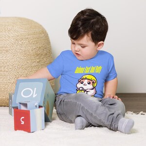 Bonita camiseta para niños pequeños: simpático conejillo de indias regordete conduciendo un ciclomotor