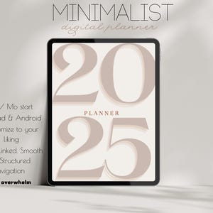 Può includere: Un planner digitale minimalista per il 2025. Il planner è visualizzato su un tablet con uno sfondo bianco. Il testo "MINIMALIST digital planner" è nella parte superiore dello schermo. Il testo "2025" è in un grande carattere grassetto al centro dello schermo. Il testo "PLANNER" è sotto l'anno. Il testo "Su / Mo start", "For iPad & Android", "Customize to your liking", "Hyperlinked. Smooth & Structured navigation", and "No overwhelm" è elencato sul lato sinistro dello schermo.