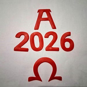 Può includere: Lettere e numeri rossi tridimensionali su sfondo bianco. L'immagine include la lettera "A", i numeri "2026" e la lettera greca "Omega". Gli oggetti sembrano essere fatti di un materiale morbido.