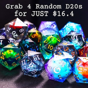 Op de afbeelding: Een verzameling veelkleurige, doorschijnende twintigzijdige dobbelstenen met diverse glitter-, wervel- en effen kleurpatronen met gegraveerde cijfers. De tekst "Grab 4 Random D20s for JUST $16.4" staat bovenaan de afbeelding.