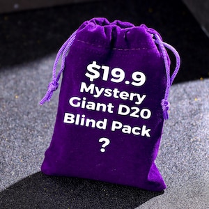 Könnte beinhalten: Ein violetter Samtbeutel mit Kordelzug und dem weißen Aufdruck $19.9 Mystery Giant D20 Blind Pack ?. Der Beutel hat passende violette Stoffkordeln, die die Öffnung oben zusammenziehen und einen gerafften Effekt am Verschluss erzeugen.
