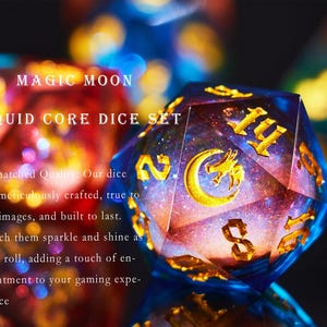 Puede incluir: Un conjunto de dados azules iridiscentes con detalles dorados y un patrón de galaxia. Los dados están etiquetados con números y tienen un núcleo líquido. El texto "MAGIC MOON LIQUID CORE DICE SET" se muestra sobre los dados.