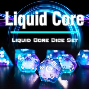 Puede incluir: Un conjunto de siete dados iridiscentes con un esquema de color azul y morado. Los dados tienen un núcleo líquido y están etiquetados como "Liquid Core Dice Set".