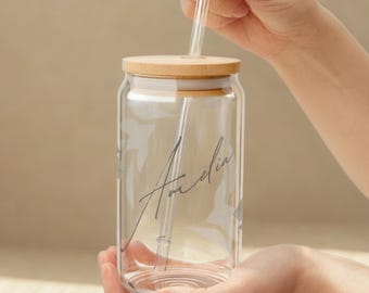 Bicchiere da caffè freddo personalizzato con motivo floreale, coperchio in bambù e cannuccia.