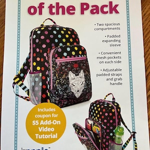 Könnte beinhalten: Ein schwarzer Rucksack mit bunten Tupfen und einem Wolfsmotiv. Er verfügt über zwei Fächer, eine gepolsterte, erweiterbare Hülle, Netztaschen und verstellbare Träger. Der Text "Leader of the Pack" ist oben zu sehen.