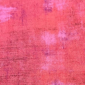 Könnte beinhalten: Abstrakter, strukturierter Hintergrund in Rosa- und Rottönen. Die Oberfläche hat einen verwitterten Pinselstrich-Effekt mit dunkleren Linien und Farbflecken, wodurch ein geschichteter Eindruck entsteht. Die Gesamtästhetik ist künstlerisch und lebendig.