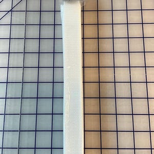 Può includere: Cinturino bianco in nylon per borse, largo 2,5 cm, confezionato in plastica trasparente. L'etichetta recita "byannie.com Purse PARTS Polypro Strapping". Il cinturino è su un tappetino da taglio a griglia.
