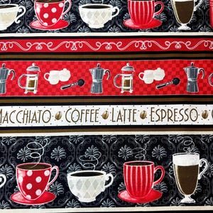 Pode incluir: Tecido com tema de café com várias xícaras de café, máquinas de café expresso e as palavras "MACCHIATO COFFEE LATTE ESPRESSO". O design inclui elementos vermelhos, brancos e pretos com padrões decorativos.