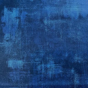 Könnte beinhalten: Abstrakter blauer Hintergrund mit strukturiertem, abgenutztem Aussehen. Die Farbpalette umfasst Schattierungen von Dunkelblau und Hellblau, wodurch ein geschichteter Effekt entsteht. Das Design hat einen gemalten oder verwitterten Look.