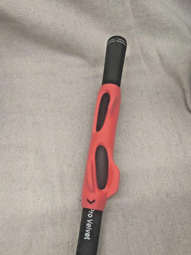 Pu&ograve; includere: Un'impugnatura per mazza da golf con un'impugnatura nera e un ausilio per l'allenamento rosso brillante. L'ausilio per l'allenamento ha due ritagli ovali ed &egrave; progettato per aiutare la presa. Il testo "Pro Velvet" &egrave; stampato sull'impugnatura.