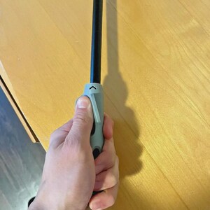 Pu&ograve; includere: Un accendino nero e grigio con un'impugnatura grigia &egrave; tenuto in una mano. L'accendino ha un corpo lungo e sottile e un meccanismo a grilletto sull'impugnatura. L'accendino &egrave; progettato per accendere candele, griglie o altri oggetti.