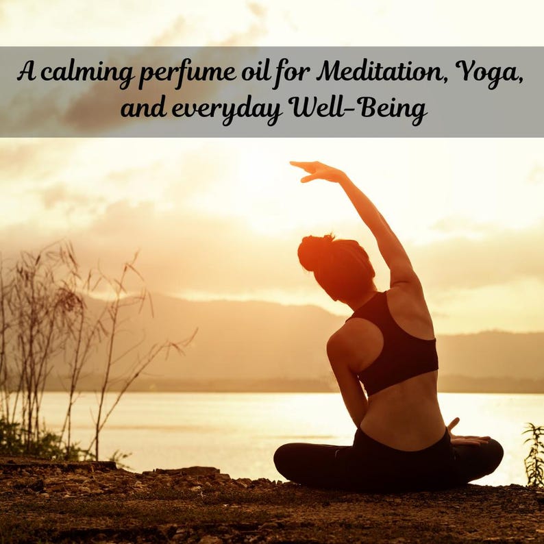 Puede incluir: Una persona con ropa deportiva negra se estira durante el yoga al atardecer. La imagen incluye el texto: "Un aceite de perfume calmante para la meditaci&oacute;n, el yoga y el bienestar diario."