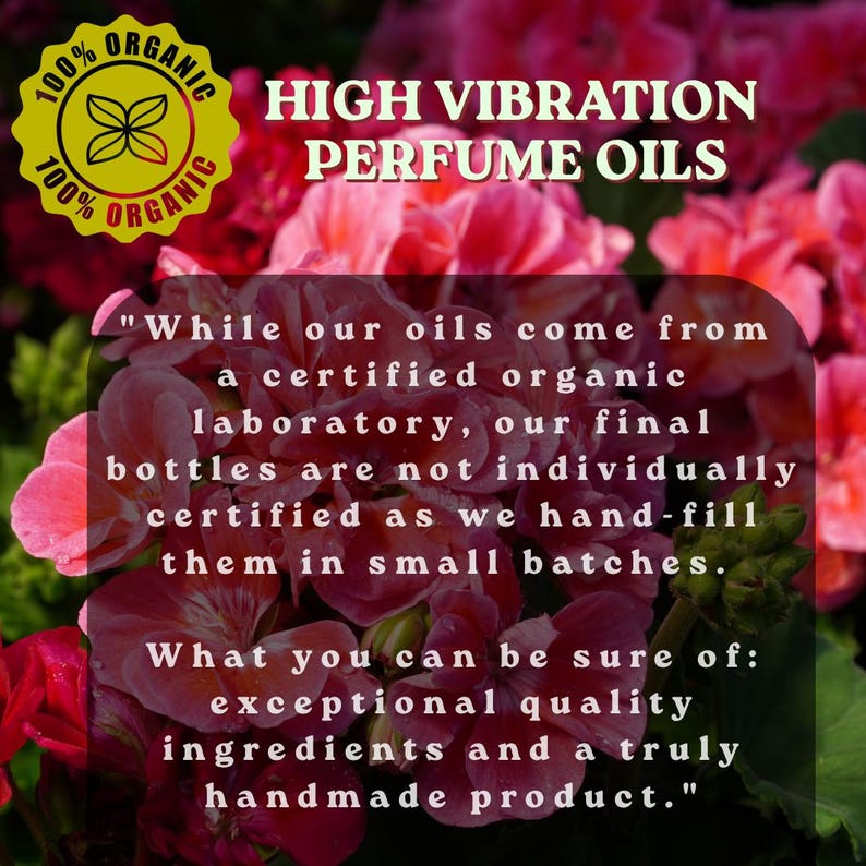 Puede incluir: Imagen con texto "HIGH VIBRATION PERFUME OILS" y una insignia "100% ORGANIC". El fondo es una vibrante exhibici&oacute;n de flores rosas. Texto adicional describe la calidad artesanal de los aceites de perfume.