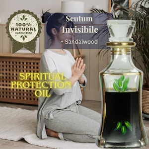 Könnte beinhalten: Eine klare Glasflasche mit goldenem Rand und Verschluss, gefüllt mit dunkler Flüssigkeit und grünen Blattmotiven. Die Flasche ist mit "Spiritual Protection Oil" und "Scutum Invisibile + Sandalwood" beschriftet. Ein "100% Natural Guaranteed" Siegel ist ebenfalls sichtbar.