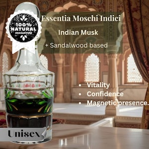 Puede incluir: Un frasco de perfume de vidrio transparente con un dise&ntilde;o decorativo y detalles dorados. El frasco contiene un l&iacute;quido oscuro y est&aacute; etiquetado como "Essentia Moschi Indici Indian Musk + Sandalwood based". La etiqueta tambi&eacute;n indica "100% Natural Guaranteed" y "Unisex".