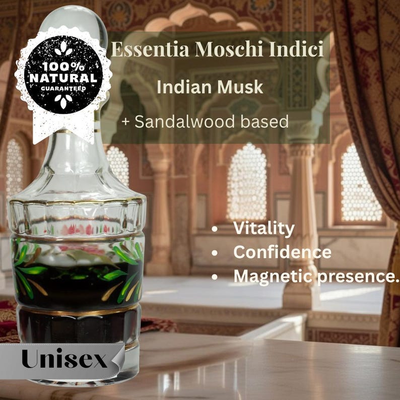 Puede incluir: Un frasco de perfume de vidrio transparente con un dise&ntilde;o decorativo y detalles dorados. El frasco contiene un l&iacute;quido oscuro y est&aacute; etiquetado como "Essentia Moschi Indici Indian Musk + Sandalwood based". La etiqueta tambi&eacute;n indica "100% Natural Guaranteed" y "Unisex".