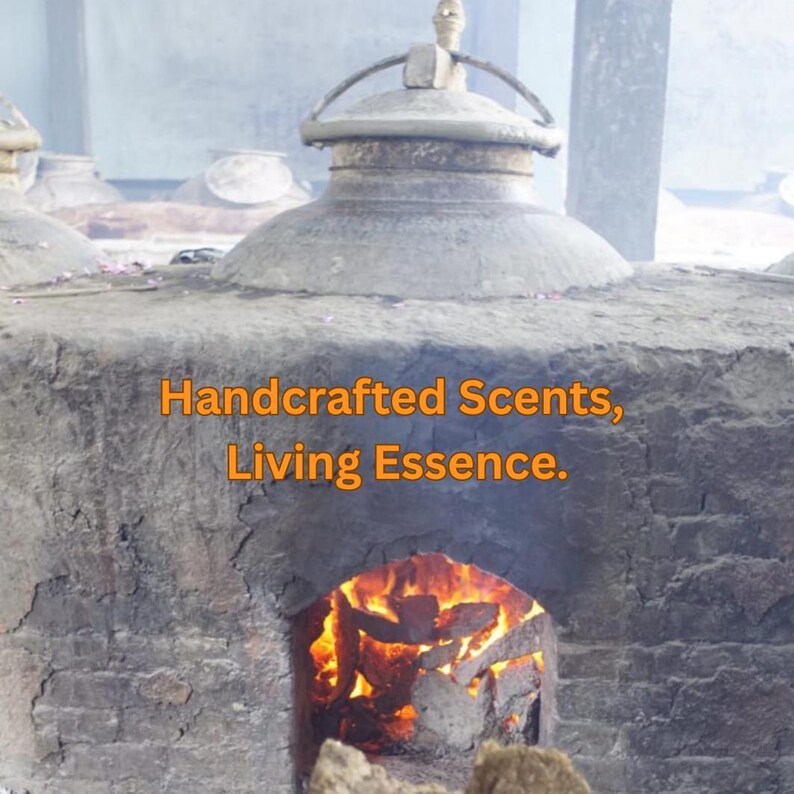 Puede incluir: Una estructura de piedra con una parte superior en forma de c&uacute;pula y un fuego ardiendo en la base. El texto "Handcrafted Scents, Living Essence" se muestra en naranja. La escena sugiere la creaci&oacute;n de fragancias.