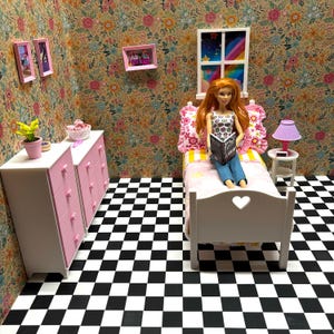 Cama para casa de muñecas - Muebles para muñecas - Elige tus colores - Escala 1:6 imagen 9