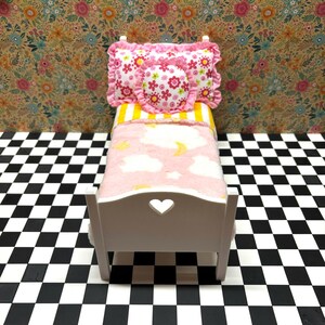 Cama para casa de muñecas - Muebles para muñecas - Elige tus colores - Escala 1:6 imagen 7