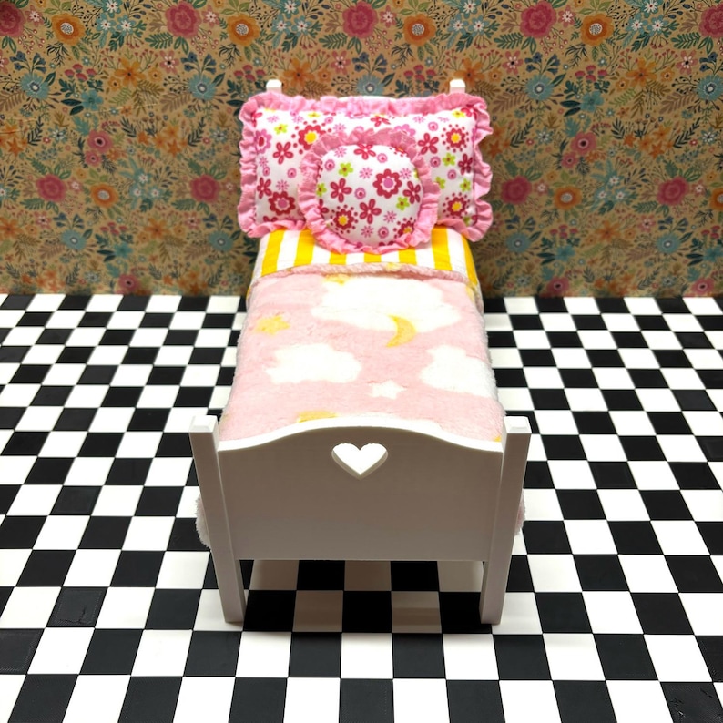 Cama para casa de muñecas - Muebles para muñecas - Elige tus colores - Escala 1:6 imagen 7