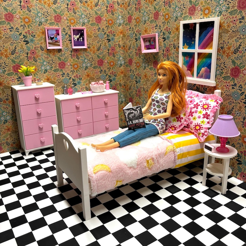 Cama para casa de muñecas - Muebles para muñecas - Elige tus colores - Escala 1:6 imagen 10