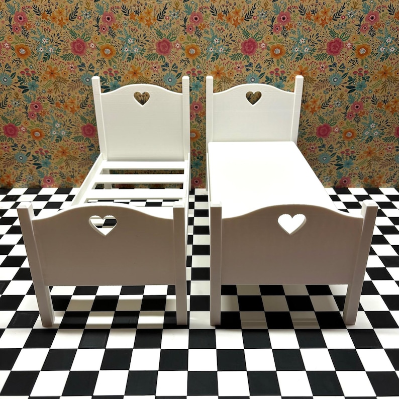 Cama para casa de muñecas - Muebles para muñecas - Elige tus colores - Escala 1:6 imagen 1