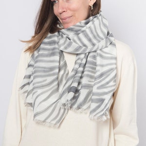 Zebra Print Handgemalter Schal Tierdruck Seidenbaumwolle Schal Zebra Print Schal Gestreifter Schal Abstrakter langer Schal Geschenk für Frau, Mutter 59X24
