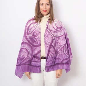 Écharpe en soie violette peinte à la main Écharpe tourbillonnante Écharpe géométrique Écharpe en soie violette Foulard Soie châle en soie Écharpe en soie pure Cadeau de Noël 66 x 23