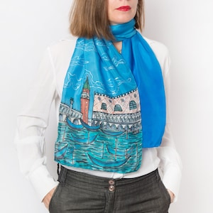 Bufanda de seda veneciana pintada a mano, bufanda de seda azul, bufanda con estampado veneciano, bufanda larga de seda de la Plaza de San Marcos, regalo para amantes de la arquitectura italiana, 62 x 14 pulgadas