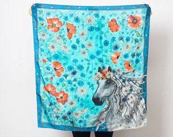 Lenço de cabeça de seda azul pintado à mão com estampa de cavalos e flores silvestres, ideal para presentear alguém com tema equestre, 35x35 cm.