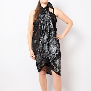 Kwiatowy czarny jedwabny sarong, ręcznie malowany jedwabny sarong, czarno-srebrny, krótki sarong z kwiatem hibiskusa, tropikalny narzutka plażowa, prezent świąteczny 45x76 cali
