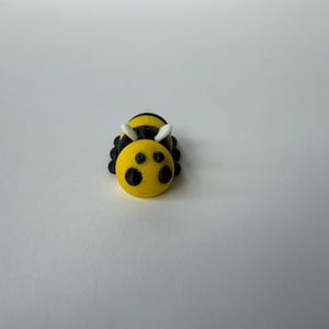 Cute 3D Printed Articulated Mini Pocket Pet Animal (Bee) Flexi Toy - Sensory Toy - ADHD Fidget - Party Favors - Cute and Fun Design