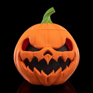 Peut inclure: Une citrouille orange sculptée avec un visage menaçant, avec des yeux triangulaires et une bouche en dents de scie. La citrouille a une tige verte et un intérieur noir. Parfait pour les décorations d'Halloween.