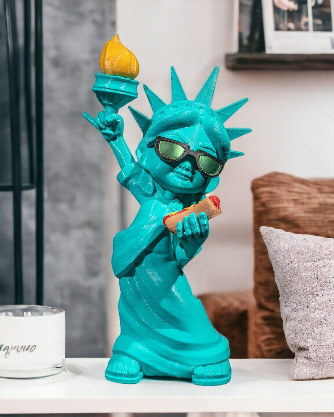 Statue of Lifestyle Liberty – Modern Statue With New York Hot Dog