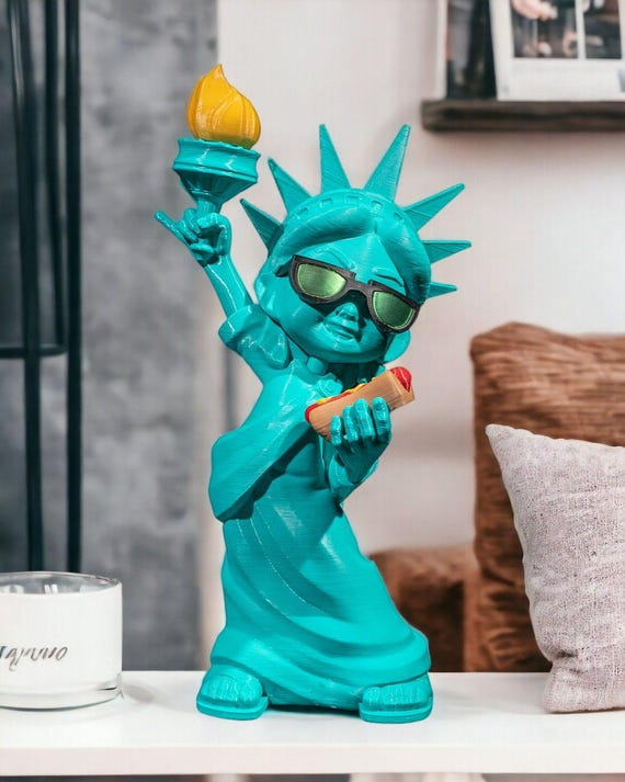 Statue of Lifestyle Liberty – Modern Statue With New York Hot Dog