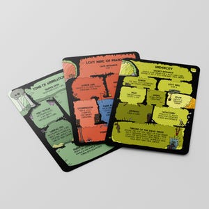 Puede incluir: Tres cartas de juego rectangulares con esquinas redondeadas, que presentan mapas de mazmorras ilustrados. Las cartas son de color verde claro, naranja y amarillo, y cada una contiene texto negro que detalla las mecánicas de juego para Tomb of Annihilation, Lost Mine of Phandelver y Undercity.