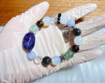 Pulsera de cuentas con múltiples piedras preciosas de la suerte: piedra de vetas azules, ópalo y cuarzo.