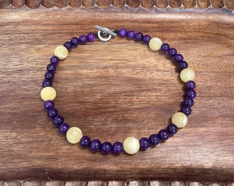 Gargantilla Superivee con gemas de cristal de jade amarillo y strengita púrpura auténticas