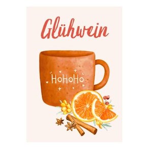 Könnte beinhalten: Eine braune Keramiktasse mit dem Text "Glühwein" und "HoHoHoHo" darauf. Die Tasse ist mit einer roten Flüssigkeit gefüllt und von Orangenscheiben, Zimtstangen und Sternanis umgeben.