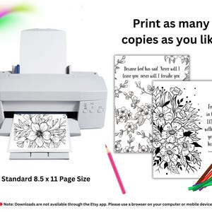 Puede incluir: Una impresora blanca imprime un dise&ntilde;o floral en blanco y negro en papel de 21,6 x 27,9 cm. La imagen incluye dos dise&ntilde;os florales adicionales con citas inspiradoras, un l&aacute;piz rosa y un juego de l&aacute;pices de colores.
