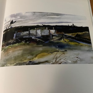 Puede incluir: Pintura a la acuarela de un paisaje con un puente y un cielo nublado. El puente es blanco y gris, con un primer plano verde oscuro y marrón. El cielo es una mezcla de gris y blanco, con un toque de azul.