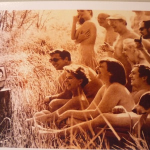 Impressão de 4 por 6 polegadas de nudistas assistindo televisão dos anos 1960 - Colônia de nudistas de TV dos anos 1960 Naturalistas curtindo a natureza Cartão divertido