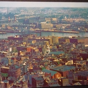 Pocztówka z Bostonu z lat 60. XX wieku przedstawiająca Navy Yard, Charlestown i most Mystic River nad portem w Bostonie – nigdy nie wysłana