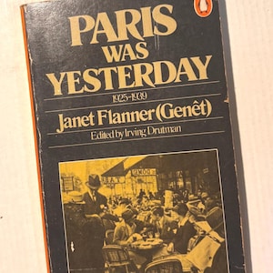 以下が含まれることがあります： ジャネット・フラナー著「パリは昨日だった1925-1939」というタイトルのヴィンテージペーパーバック。表紙は黒で、金色の文字とパリのカフェのセピア色の画像が描かれています。ペンギンのロゴが右上隅にあります。