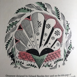Puede incluir: Una ilustración en blanco y negro de un abanico estilizado con acentos verdes y rosas. La ilustración está rodeada por un borde de hojas estilizadas. El texto "Ornament designed by Edward Bawden first used on the title-page of A Specimen Book of Pattern papers designed for and in use at The Curwen Press (1928). Colours stencilled" está debajo de la ilustración.