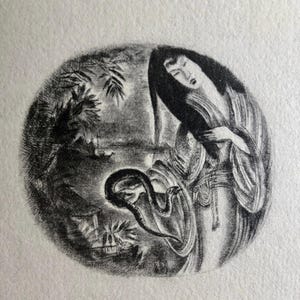 Può includere: Illustrazione in bianco e nero all'interno di una cornice circolare. Raffigura una donna in abito tradizionale, che tiene in mano un serpente. Lo sfondo mostra un paesaggio con un edificio e del fogliame. L'opera d'arte ha uno stile vintage e dettagliato.