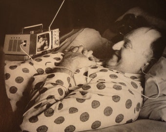 TV Time Mid Century TV-glädje Njut av denna fantastiska bild räddad från en livsstilstidning från 1960-talet Väggkonst för inramning