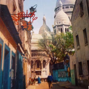 Vintage Paris - Sacre Coeur - Luzes e Cores de Paris - cartão postal de meados do século - JVoyage vue de la rue du Chevalier-de-la-Barre